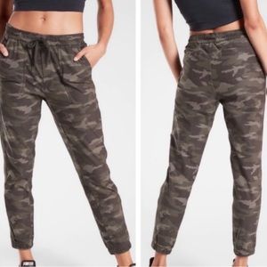 ATHLETA Farallon Camo Jogger size 8